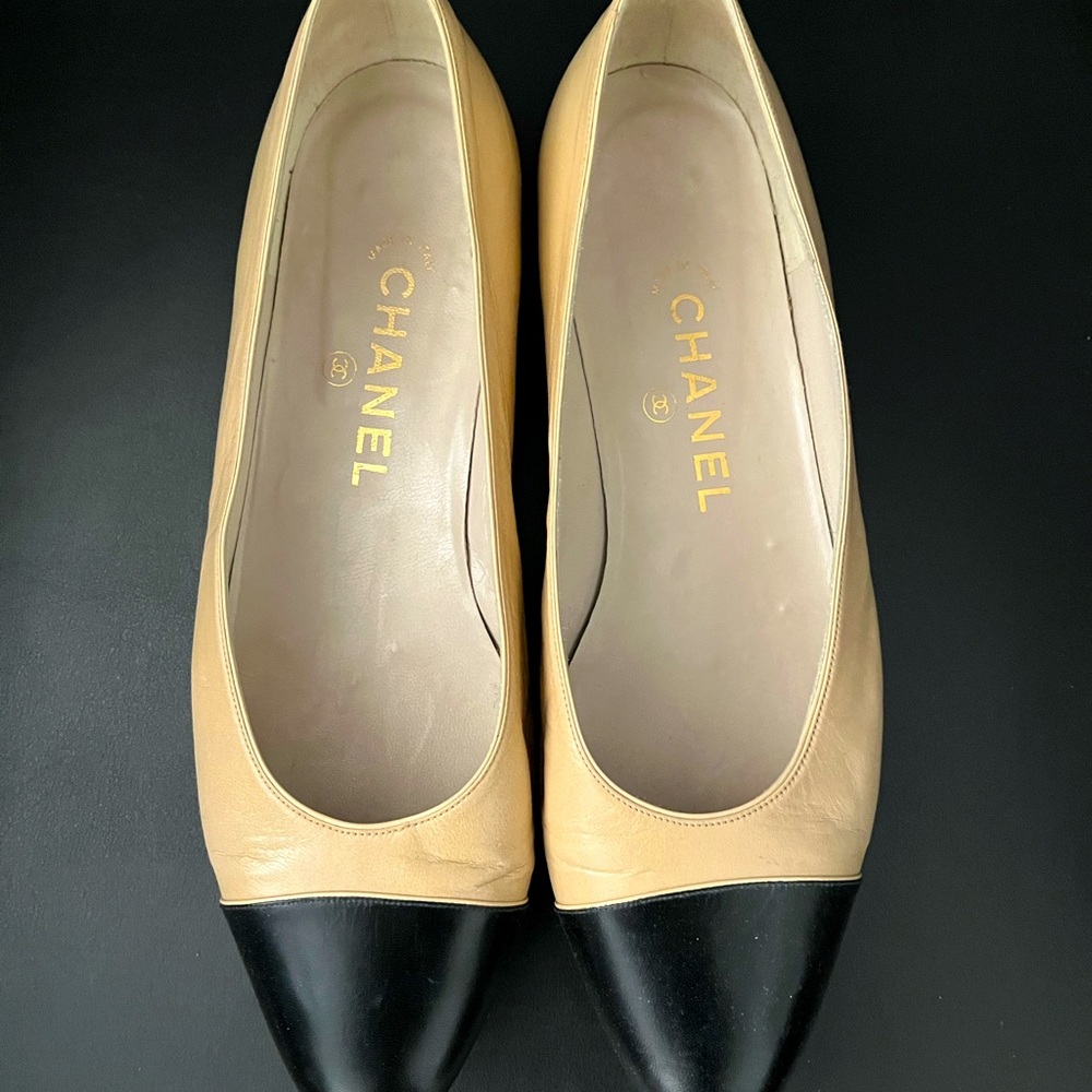 Like new Chanel size 8/38 ballet flats.